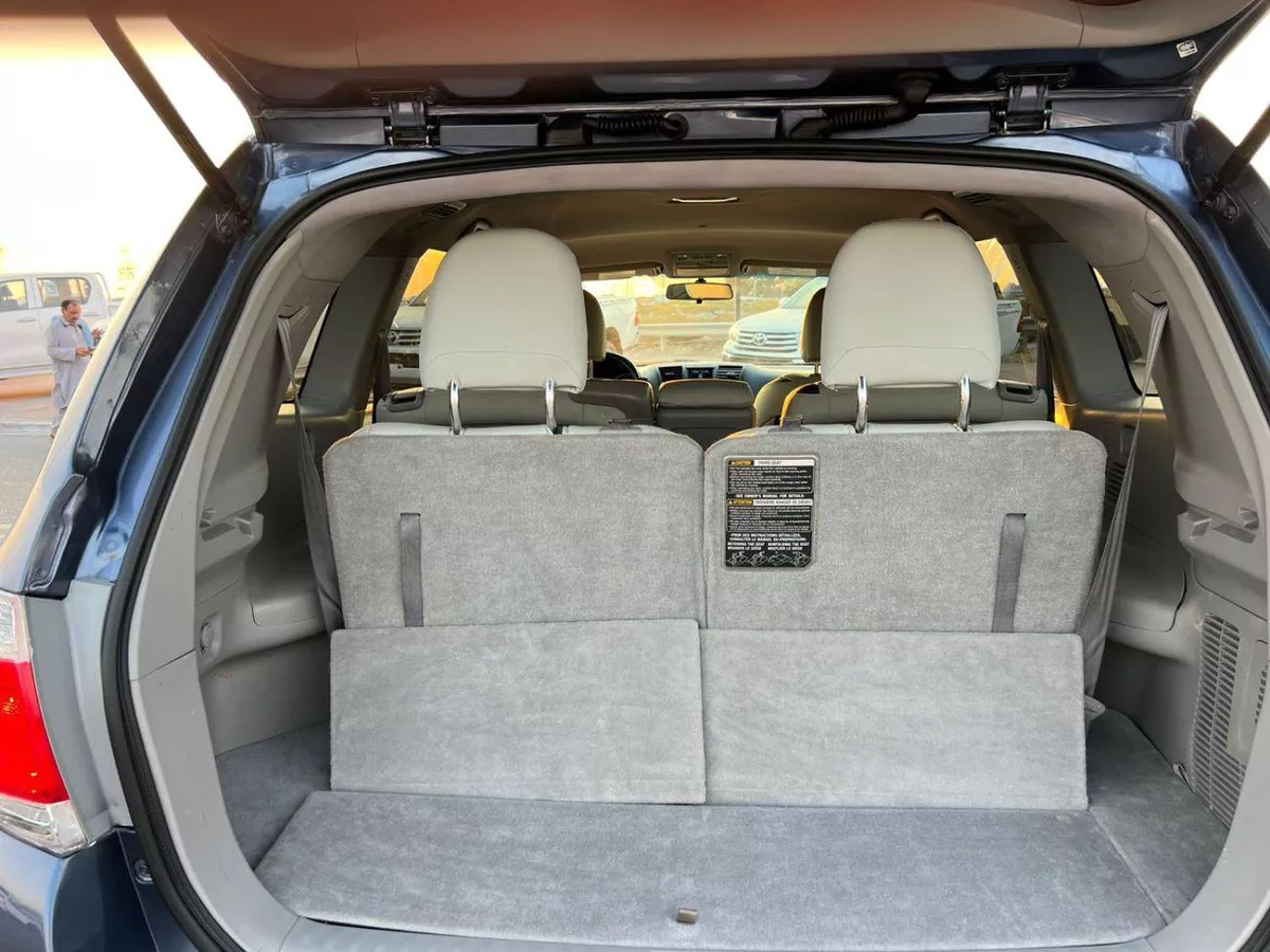 Toyota Highlander  2013 Toyota Highlander MidOption - 2 .7L V4-  Rear Camera - 7 Leather Seats-8-0