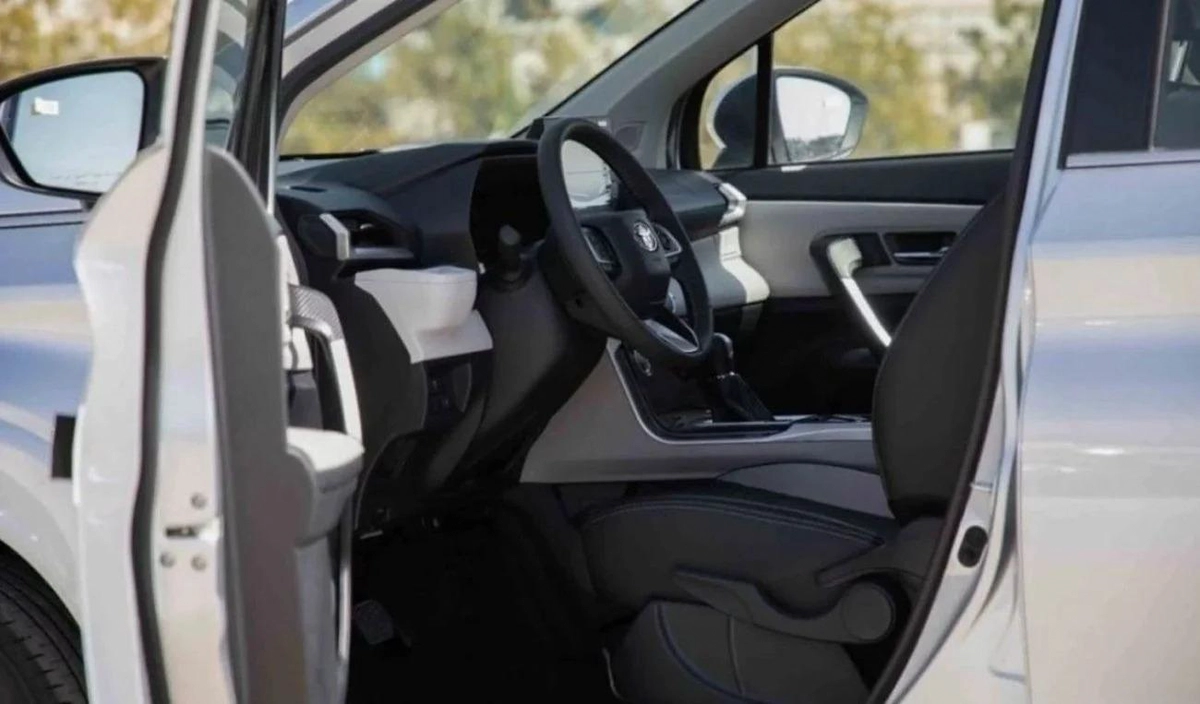 Toyota Veloz Toyota Veloz 2025 Toyota Veloz V 1.5 - Silver inside Black-3-3