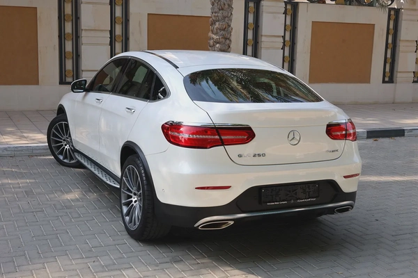 GLC250 COUPE AMG - GCC SPECS - FULL SERVICE HISTORY - ACCIDENT FREE - EXCELENT CONDITION -