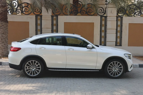 GLC250 COUPE AMG - GCC SPECS - FULL SERVICE HISTORY - ACCIDENT FREE - EXCELENT CONDITION -