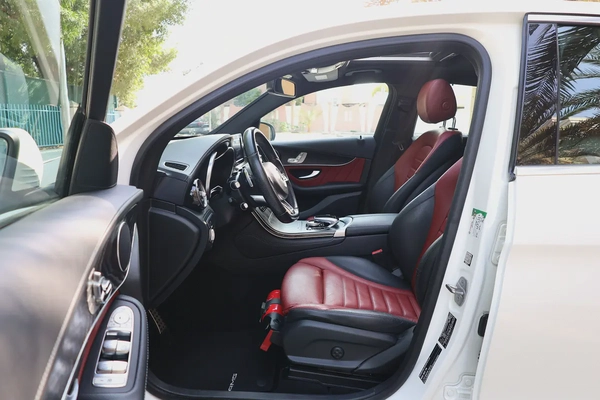 GLC250 COUPE AMG - GCC SPECS - FULL SERVICE HISTORY - ACCIDENT FREE - EXCELENT CONDITION -