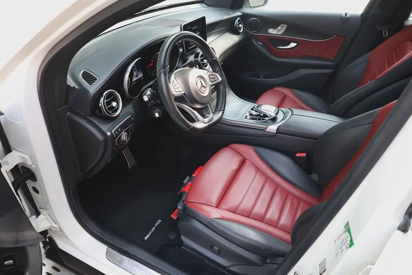 GLC250 COUPE AMG - GCC SPECS - FULL SERVICE HISTORY - ACCIDENT FREE - EXCELENT CONDITION -