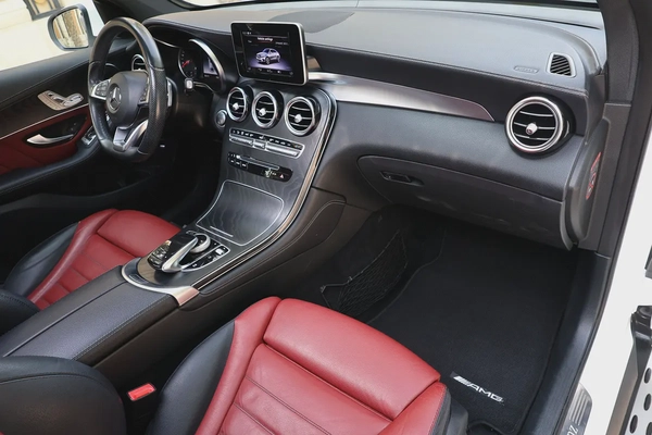 GLC250 COUPE AMG - GCC SPECS - FULL SERVICE HISTORY - ACCIDENT FREE - EXCELENT CONDITION -