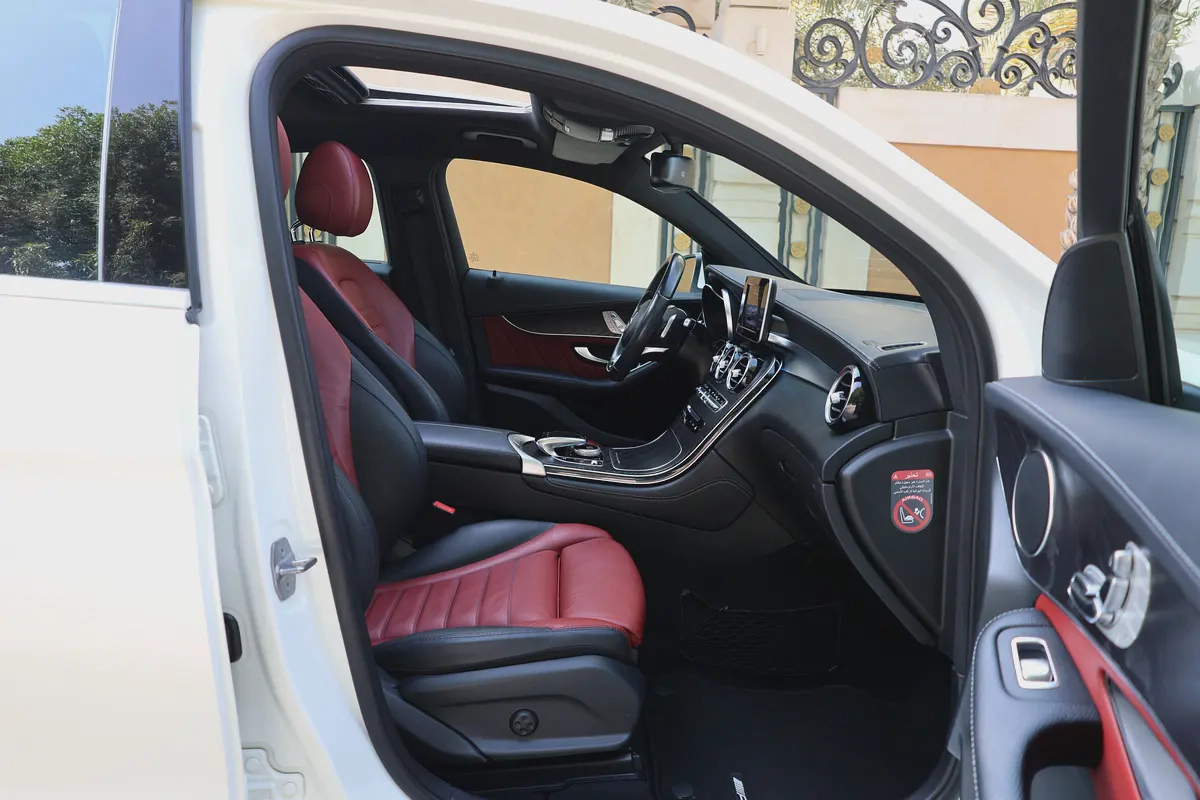 GLC250 COUPE AMG - GCC SPECS - FULL SERVICE HISTORY - ACCIDENT FREE - EXCELENT CONDITION --16-16