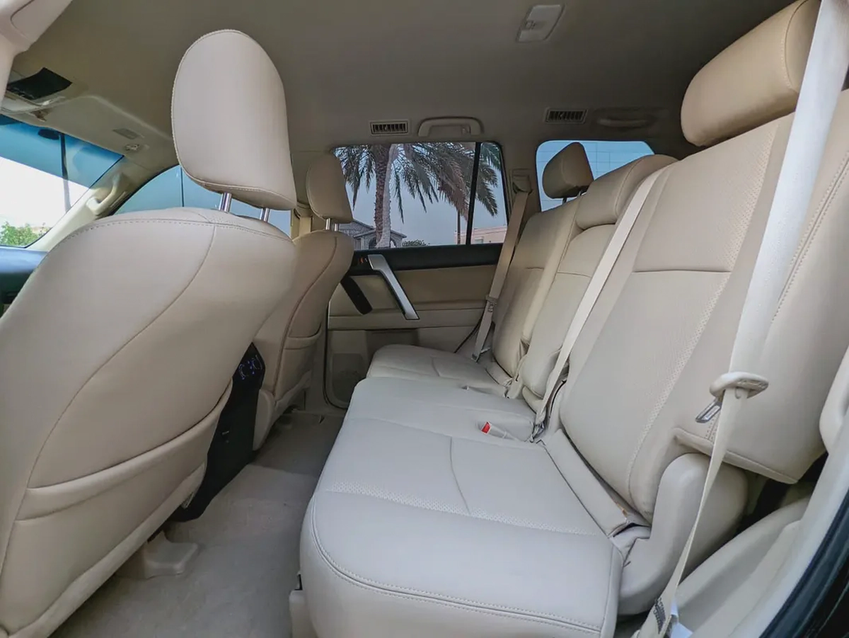 TOYOTA PRADO 2020 GCC V6 IN EXCELLENT CONDITION-4-4
