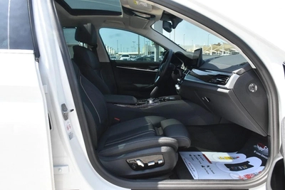 520i RWD 2023 | WHITE-13