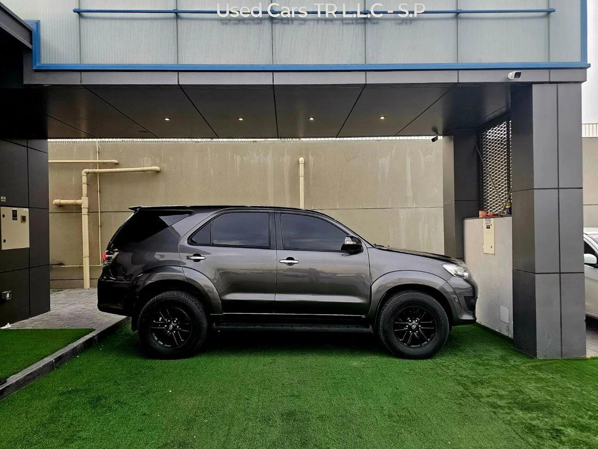 Toyota Fortuner EXR/ V4 2.7L 4WD/ LEATHER DVD/ LOW MILEAGE-4-4