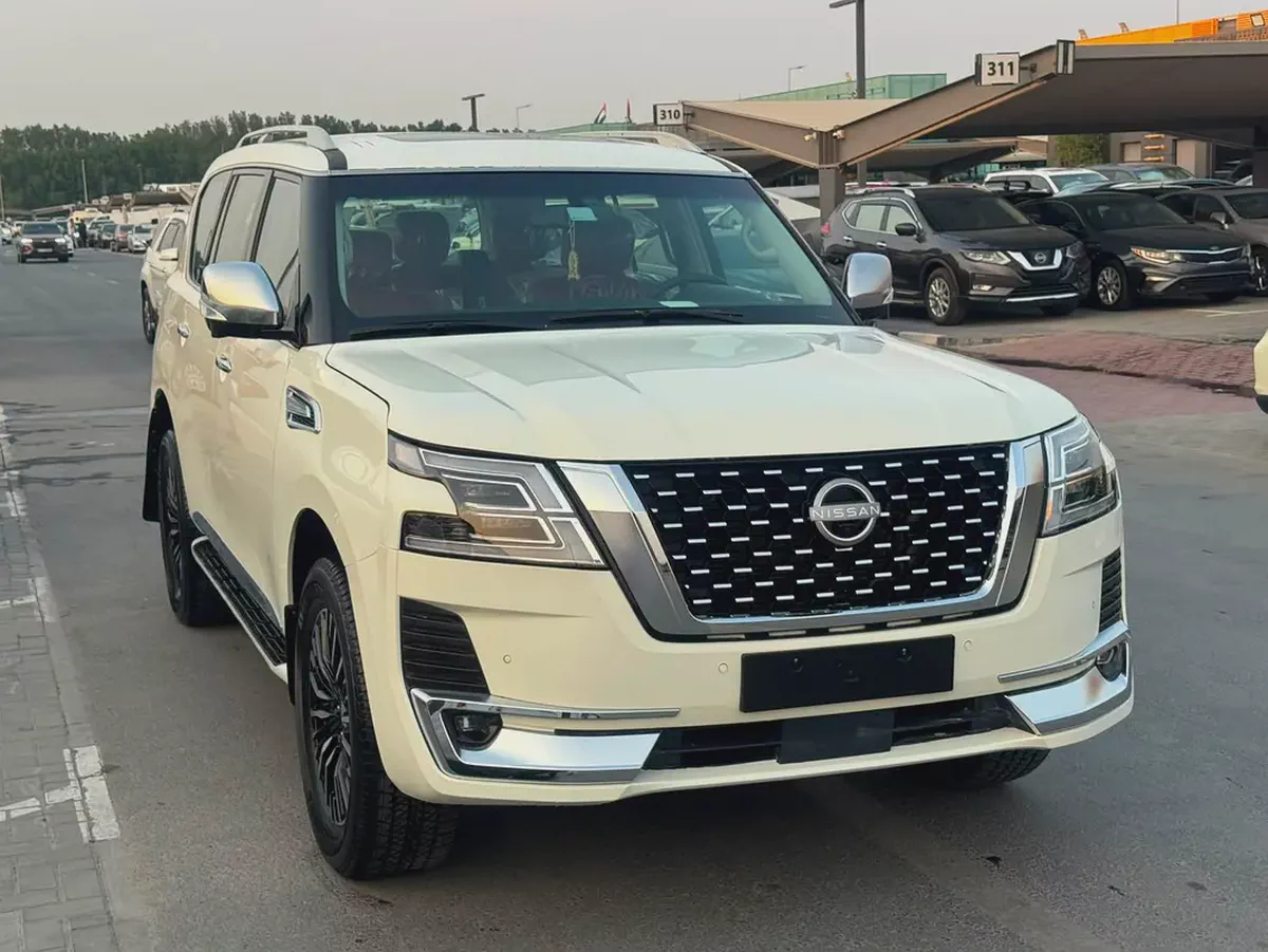 Nissan patrol 2017 fullopshin white color fullopshin GCc calen ace-5-5