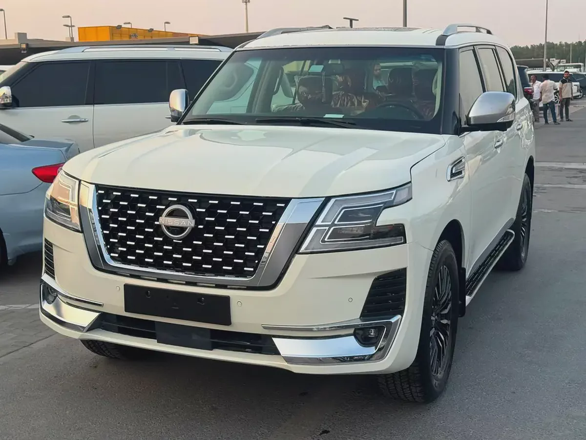 Nissan patrol 2017 fullopshin white color fullopshin GCc calen ace-6-6