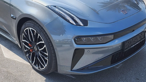 ZEEKR 001 AWD (Grey White)