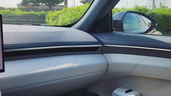 ZEEKR 001 AWD (Grey White)