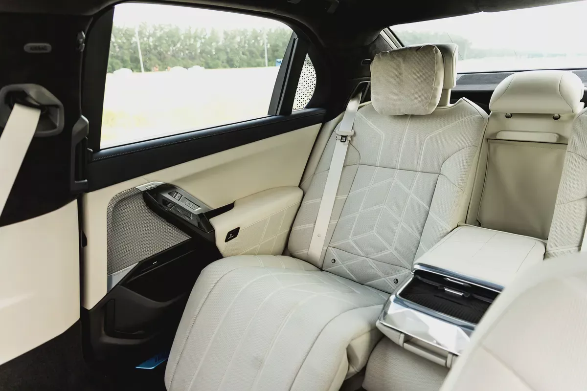 BMW 740i M Sport Individual – 2026 | GCC | Only 2,050 KM | 2 Years Warranty | AED 449,000-17-17