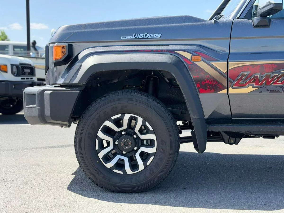 Toyota Land Cruiser Pick Up-8-0