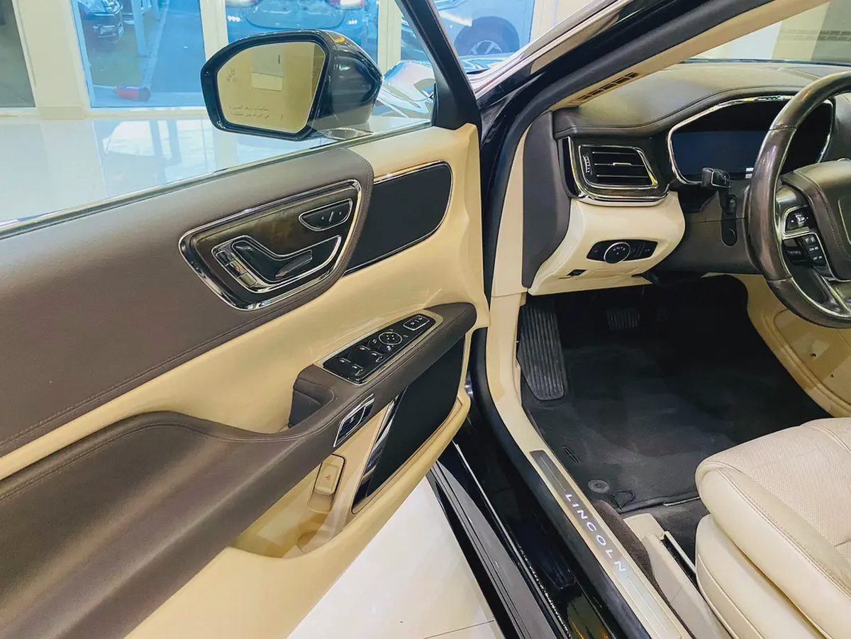 2017 Lincoln Continental Premiere GCC Specs-14-14