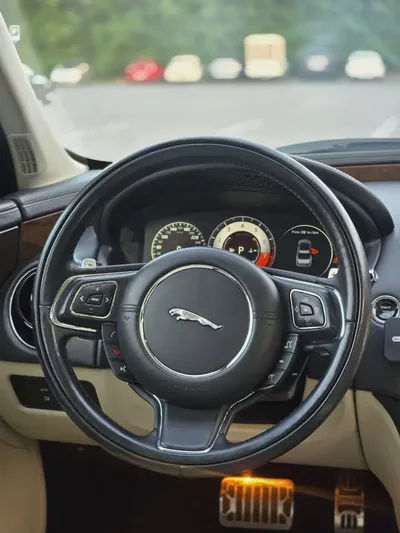 Jaguar XJ 50 / 2019 V6 3.0L GCC Specs | Orginal paint | Accidrnt free | 2Keys | Perfect condition-9