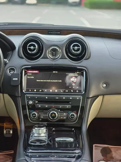 Jaguar XJ 50 / 2019 V6 3.0L GCC Specs | Orginal paint | Accidrnt free | 2Keys | Perfect condition-11