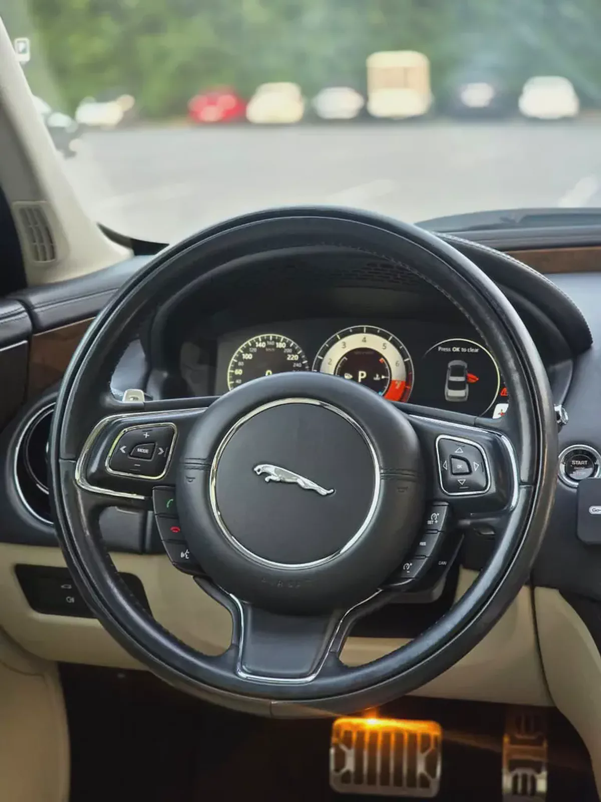 Jaguar XJ 50 / 2019 V6 3.0L GCC Specs | Orginal paint | Accidrnt free | 2Keys | Perfect condition-9-9