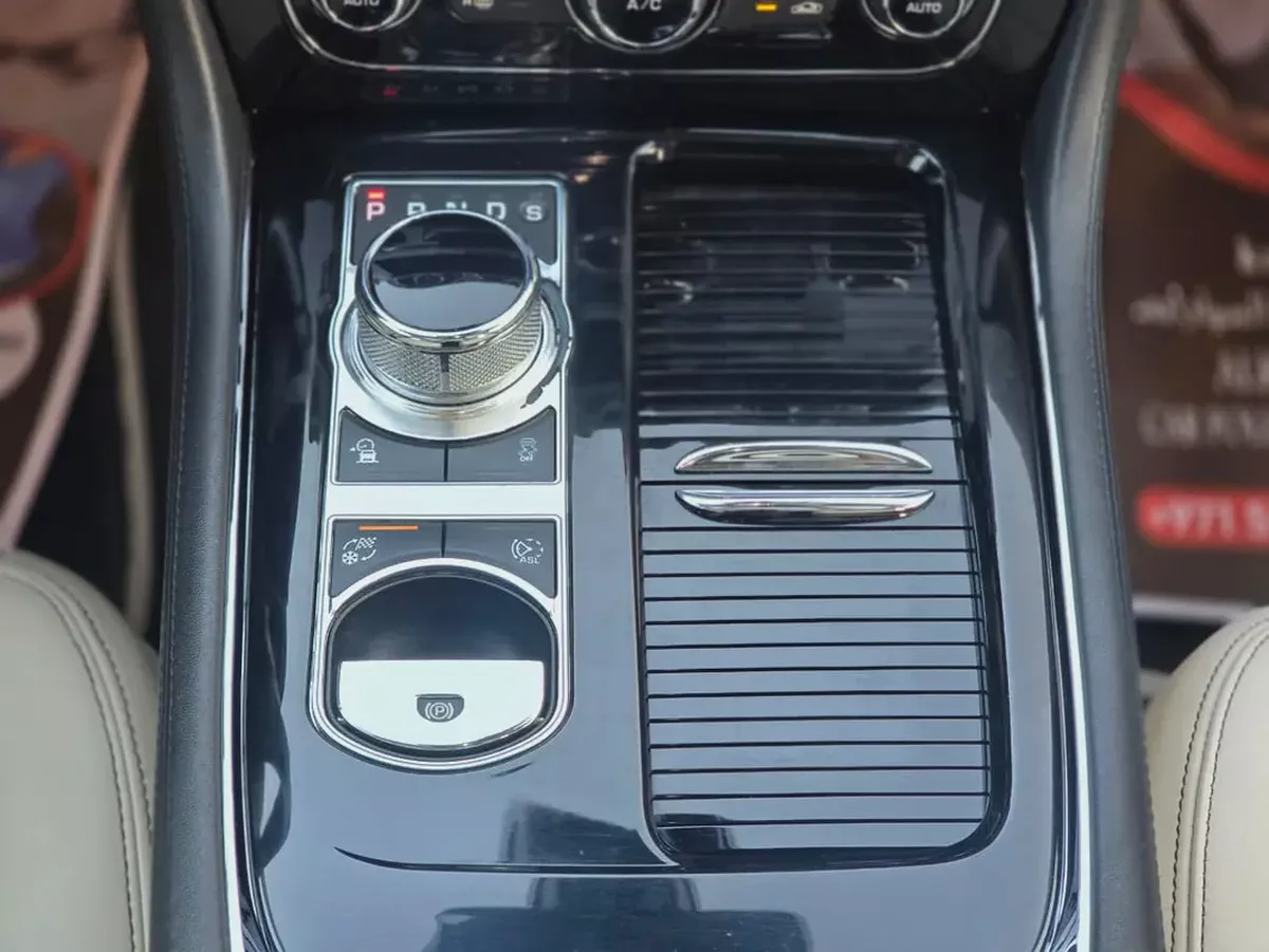 Jaguar XJ 50 / 2019 V6 3.0L GCC Specs | Orginal paint | Accidrnt free | 2Keys | Perfect condition-10-10