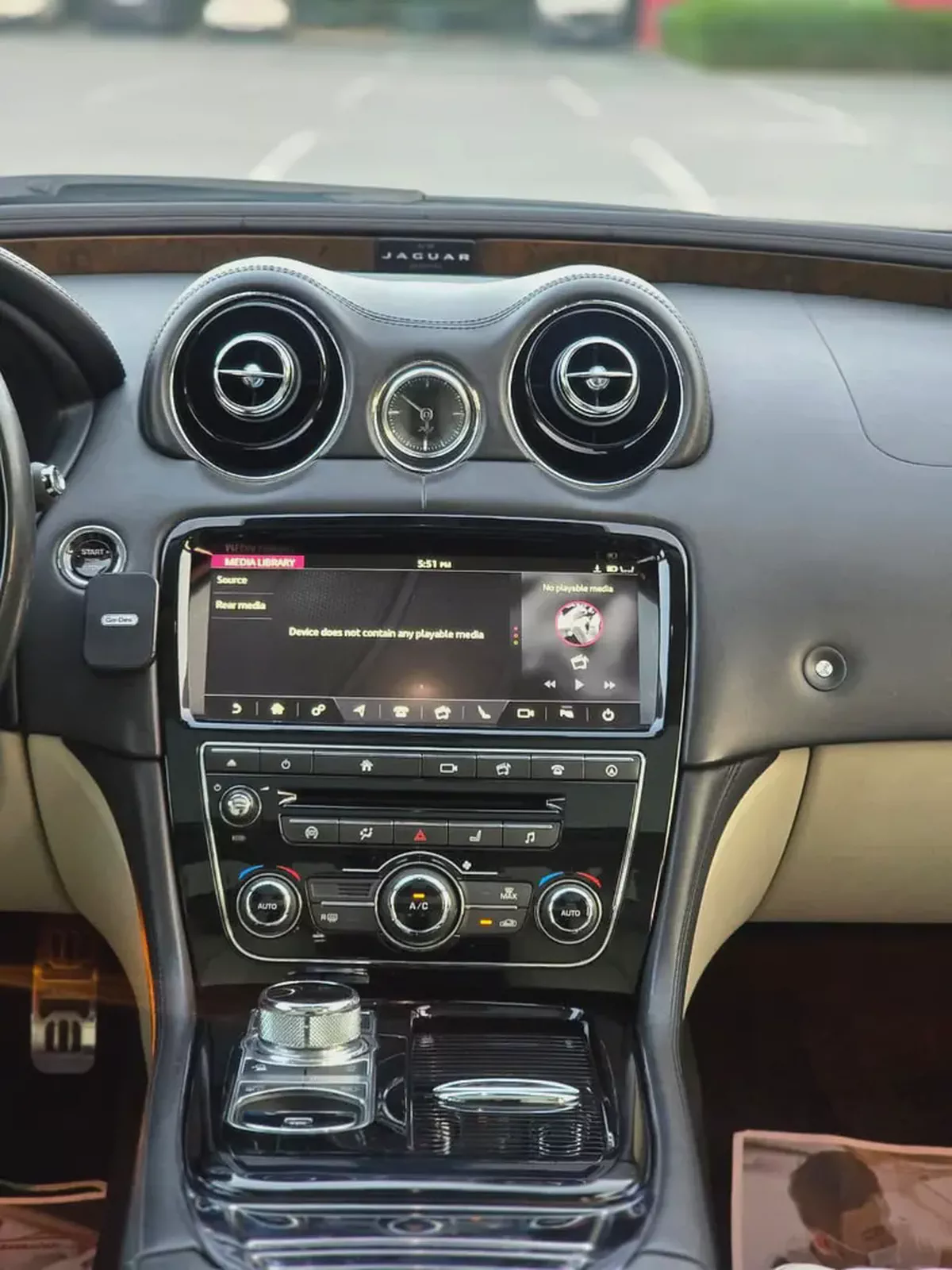 Jaguar XJ 50 / 2019 V6 3.0L GCC Specs | Orginal paint | Accidrnt free | 2Keys | Perfect condition-11-11