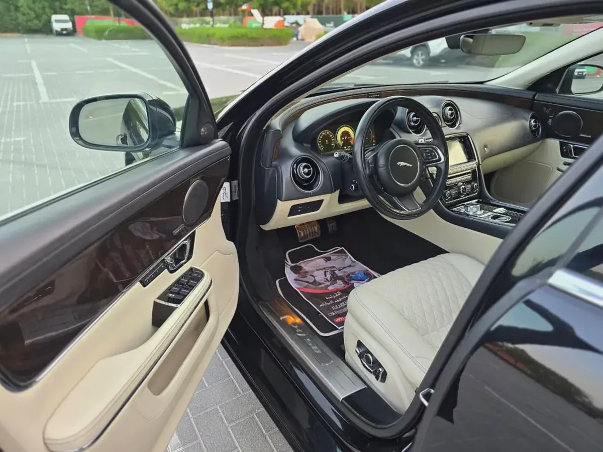Jaguar XJ 50 / 2019 V6 3.0L GCC Specs | Orginal paint | Accidrnt free | 2Keys | Perfect condition-14-14