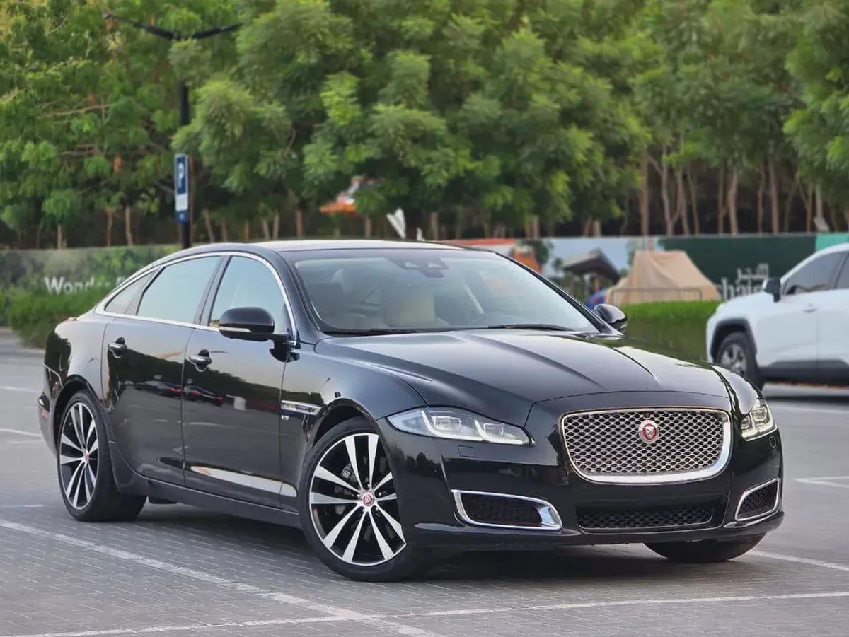 Jaguar XJ 50 / 2019 V6 3.0L GCC Specs | Orginal paint | Accidrnt free | 2Keys | Perfect condition