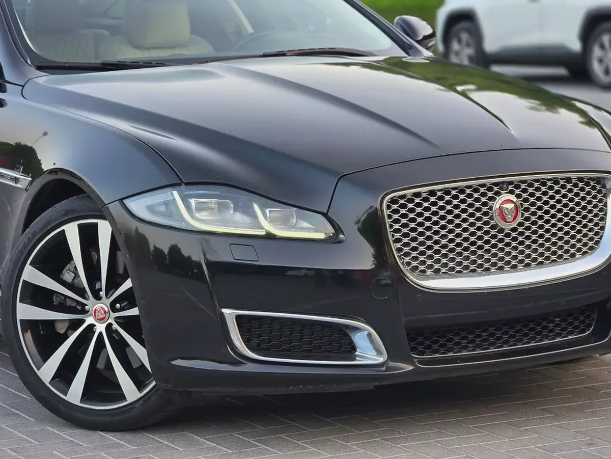 Jaguar XJ 50 / 2019 V6 3.0L GCC Specs | Orginal paint | Accidrnt free | 2Keys | Perfect condition-3-3