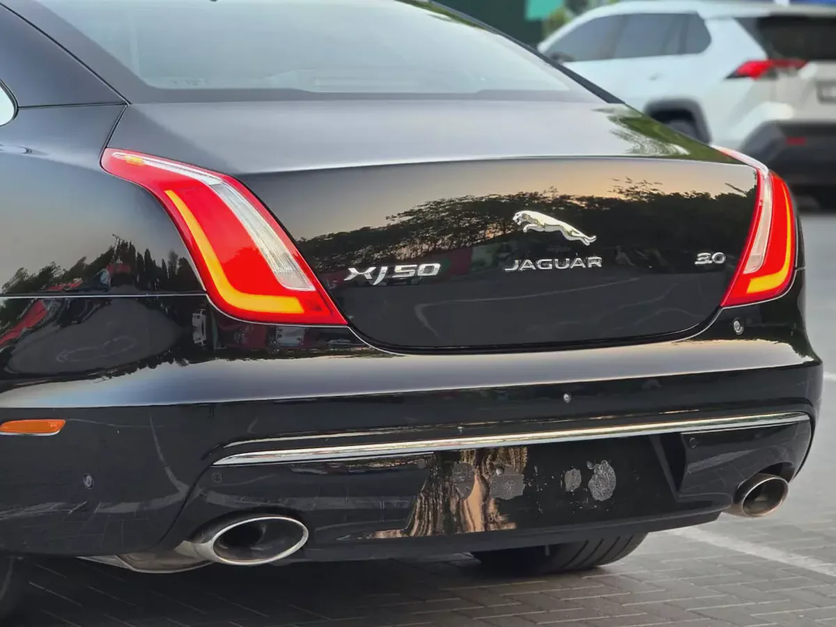 Jaguar XJ 50 / 2019 V6 3.0L GCC Specs | Orginal paint | Accidrnt free | 2Keys | Perfect condition-6-6