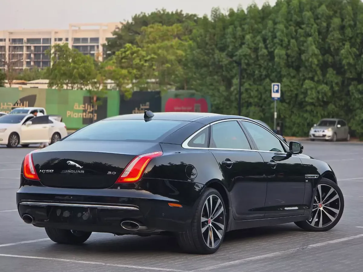 Jaguar XJ 50 / 2019 V6 3.0L GCC Specs | Orginal paint | Accidrnt free | 2Keys | Perfect condition-7-7