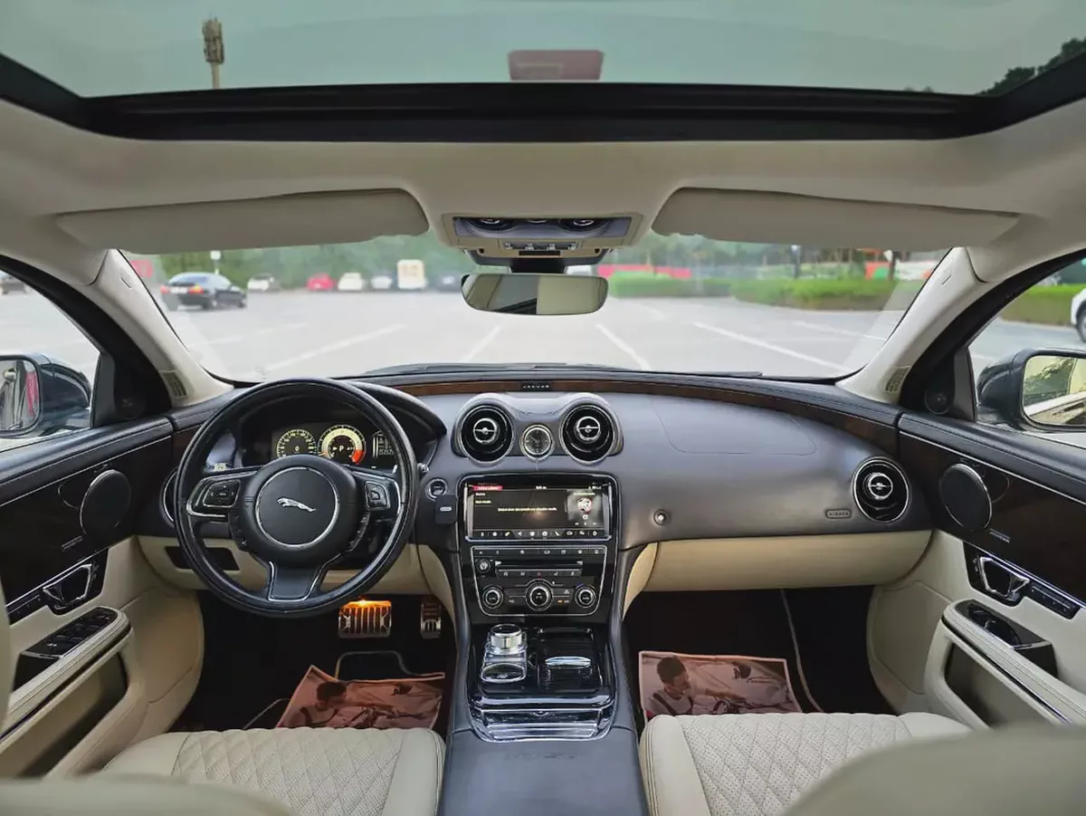 Jaguar XJ 50 / 2019 V6 3.0L GCC Specs | Orginal paint | Accidrnt free | 2Keys | Perfect condition-8-8