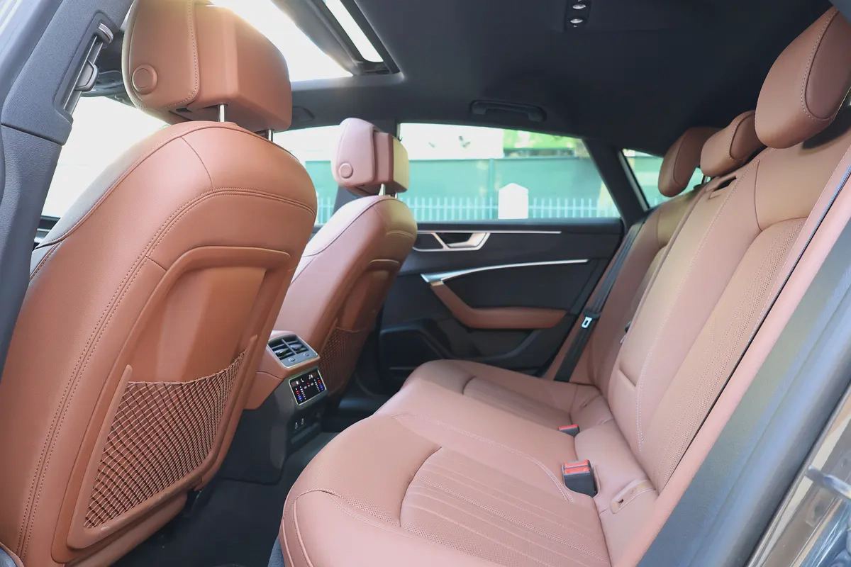 Audi A7 S-Line quattro 2025 GCC Specs-8000KM-UNDER WARRANTY  SERVICE-BRAND NEW-10-10