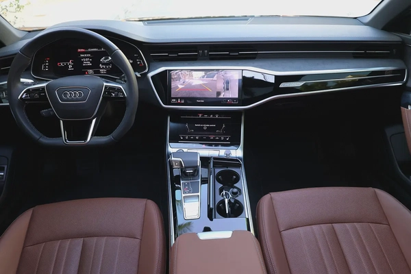 Audi A7 S-Line quattro 2025 GCC Specs-8000KM-UNDER WARRANTY SERVICE-BRAND NEW