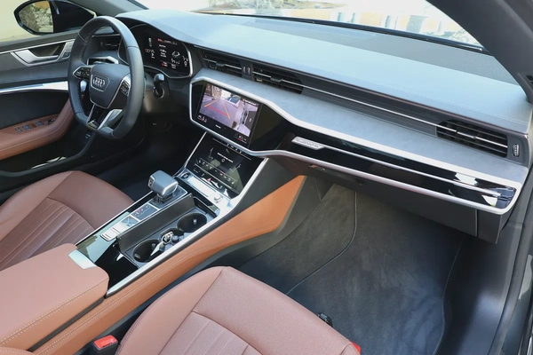 Audi A7 S-Line quattro 2025 GCC Specs-8000KM-UNDER WARRANTY SERVICE-BRAND NEW