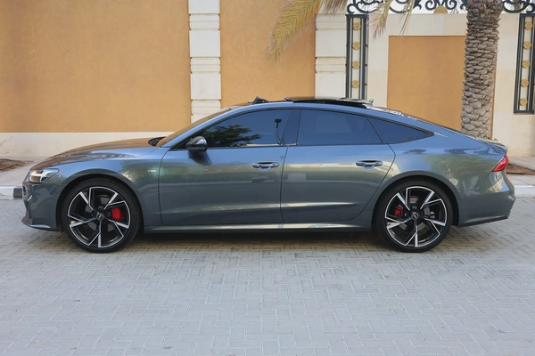 Audi A7 S-Line quattro 2025 GCC Specs-8000KM-UNDER WARRANTY SERVICE-BRAND NEW