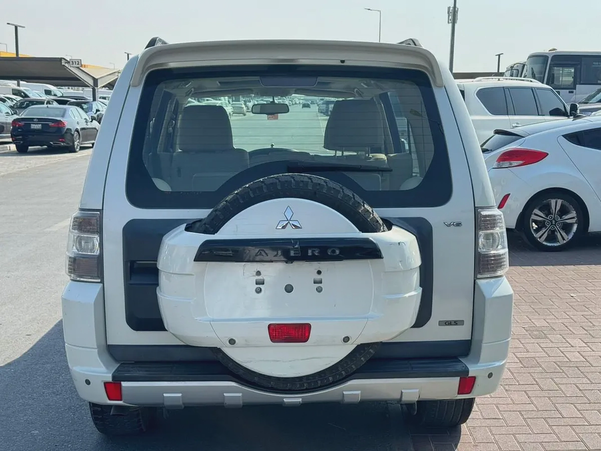Mitsubishi pajero 2013 fullopshin white color GCC Calen car-9-9