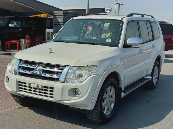 Mitsubishi pajero 2013 fullopshin white color GCC Calen car