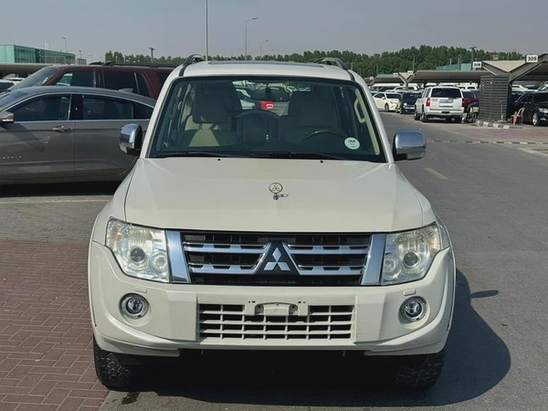 Mitsubishi pajero 2013 fullopshin white color GCC Calen car