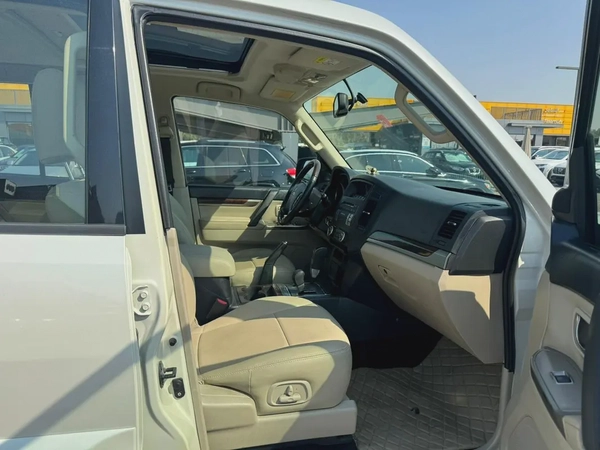 Mitsubishi pajero 2013 fullopshin white color GCC Calen car