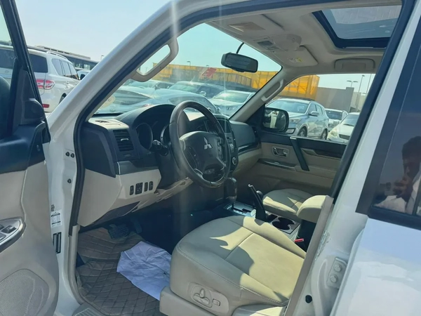 Mitsubishi pajero 2013 fullopshin white color GCC Calen car