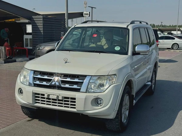 Mitsubishi pajero 2013 fullopshin white color GCC Calen car