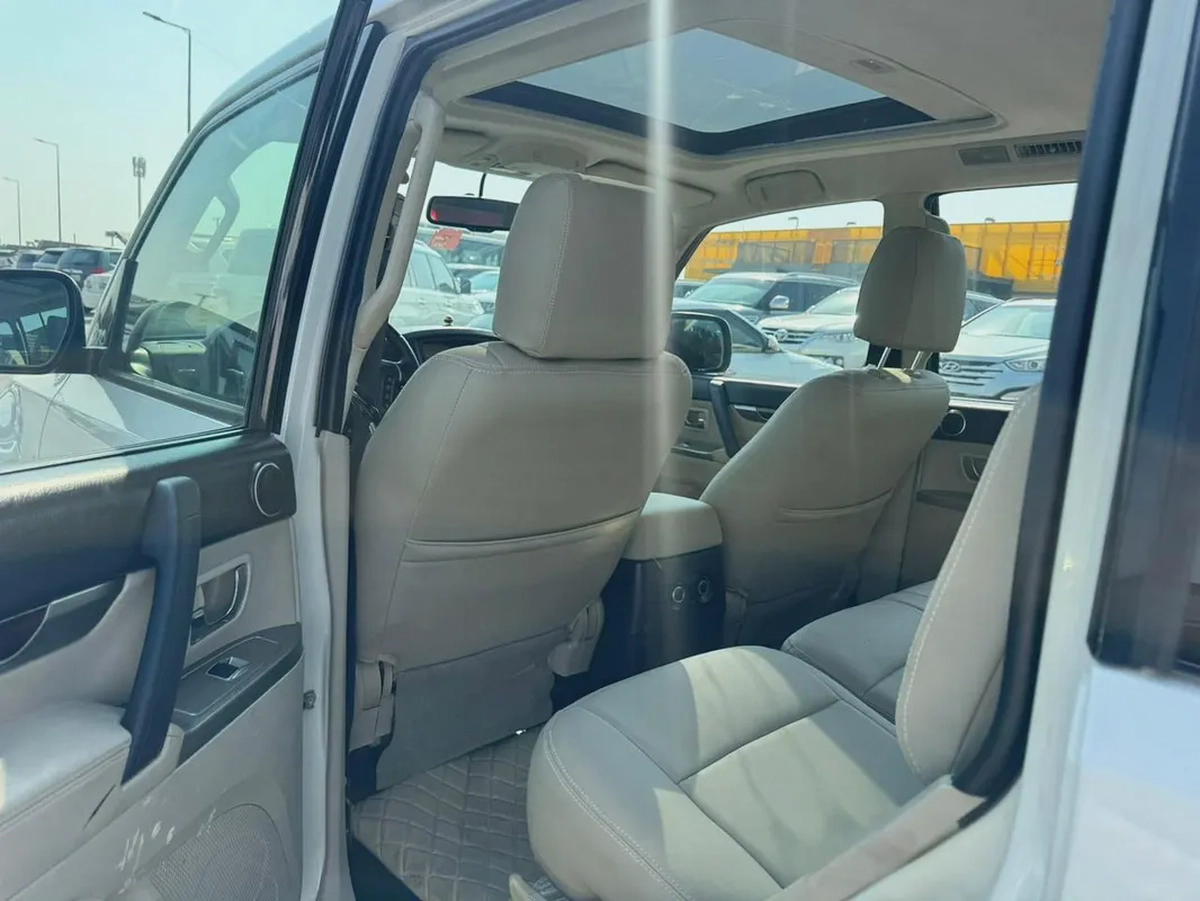Mitsubishi pajero 2013 fullopshin white color GCC Calen car-5-5