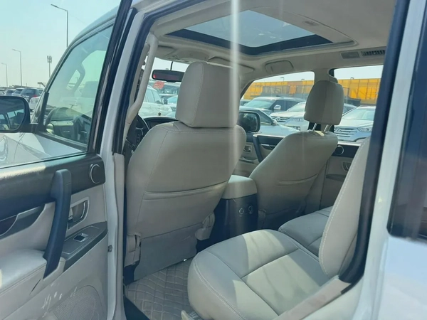 Mitsubishi pajero 2013 fullopshin white color GCC Calen car