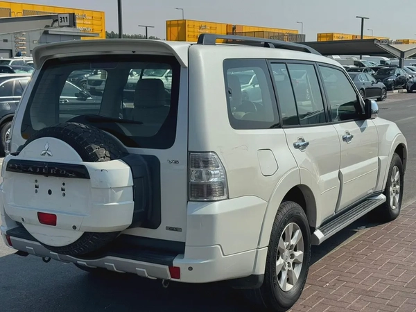 Mitsubishi pajero 2013 fullopshin white color GCC Calen car