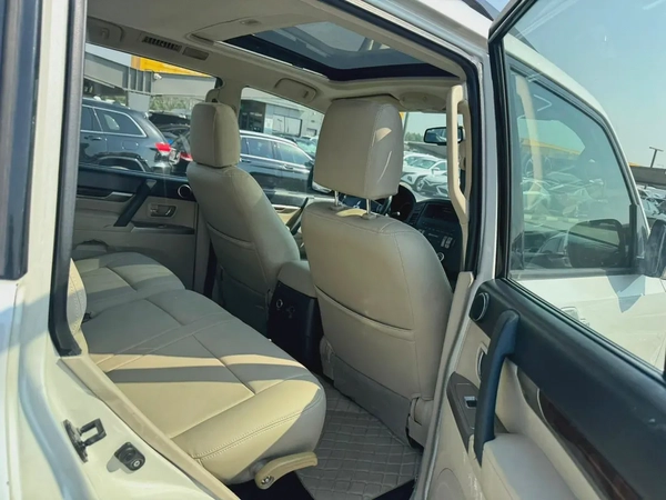 Mitsubishi pajero 2013 fullopshin white color GCC Calen car