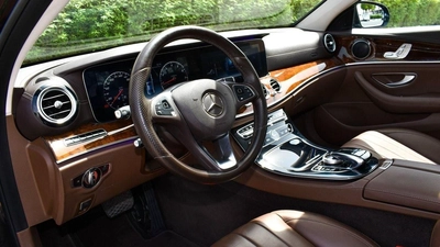 Mercedes-Benz E200-3