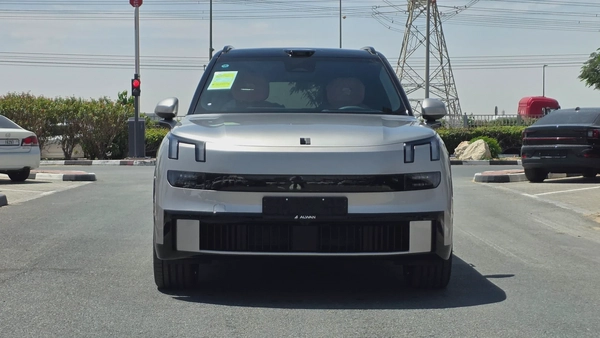 Lynk & Co 900 (Silver)
