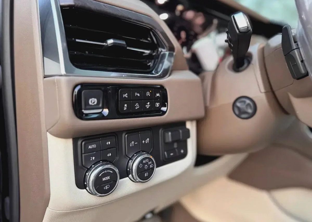GMC YUKON 4WD DENALI GCC - VIP +TV V8 6,2 - Ex-5-5