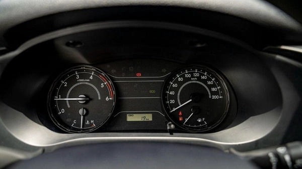 Toyota Hilux DLX HILUX 2.4L MT P.WINDO DIESEL 2026