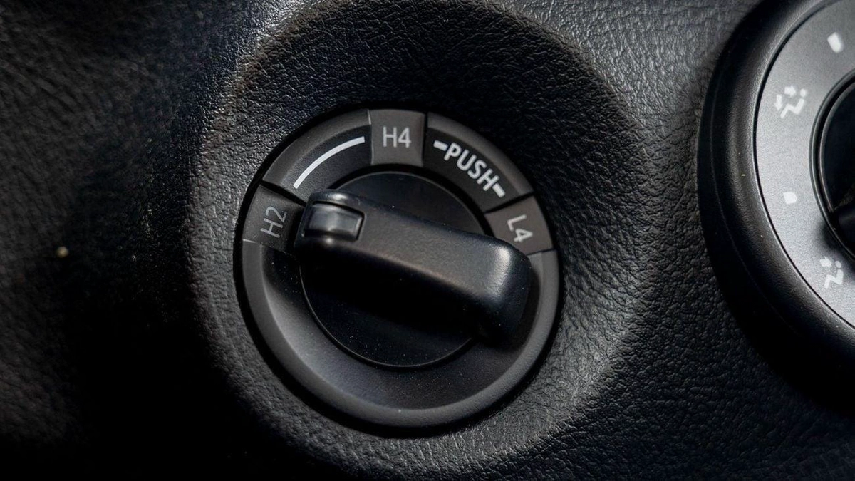 Toyota Hilux DLX HILUX 2.4L MT P.WINDO DIESEL 2026-15-0