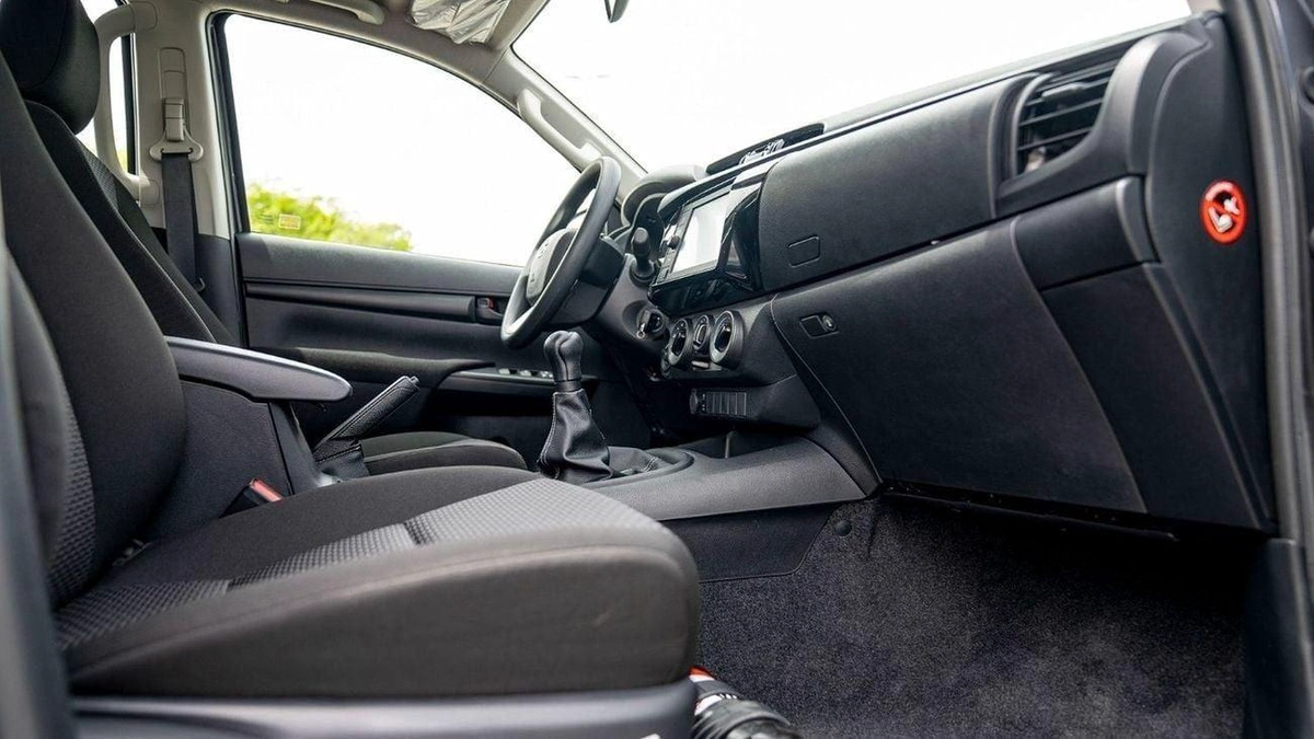 Toyota Hilux DLX HILUX 2.4L MT P.WINDO DIESEL 2026-22-0
