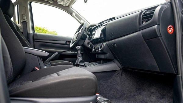 Toyota Hilux DLX HILUX 2.4L MT P.WINDO DIESEL 2026